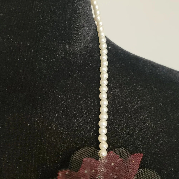 Red black-and-white necklace with flower - Picture 4 of 4